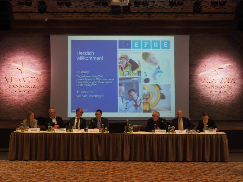 Foto mit Podium bei Eröfnung der Sitzung