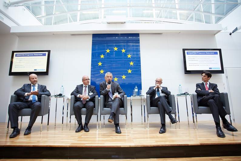 Foto: Teilnehmer der Diskussion sitzen am Podium, Pospischill von der Stadt Wien MA27, Georg Silber aws, Erhard Juritsch KWF, Georg Bartmann aus Niederösterreich Wirtschaft, Tourismus, Technologie, Klaus Frühmann KPC