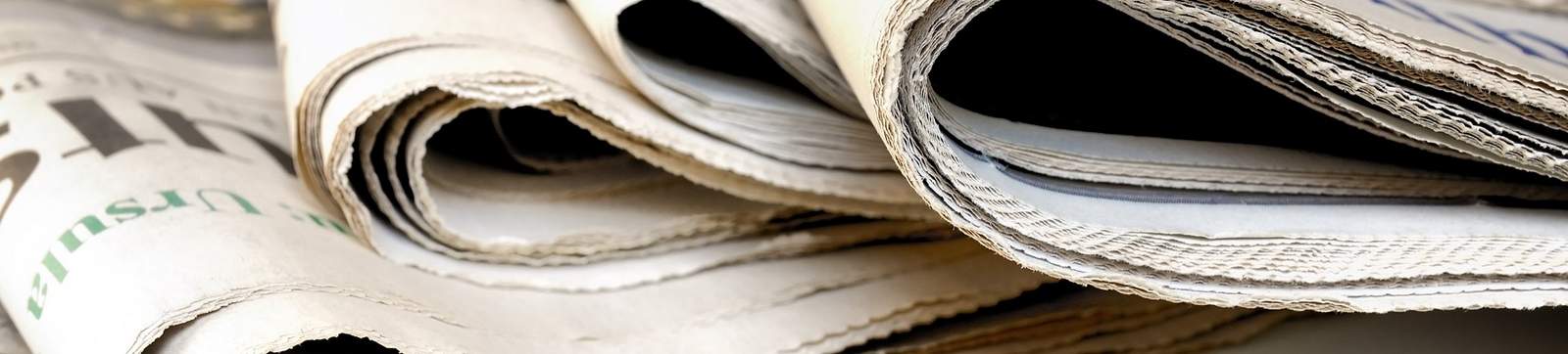 Bild von gestapelten Zeitungen als Symbol für den News-Bereich