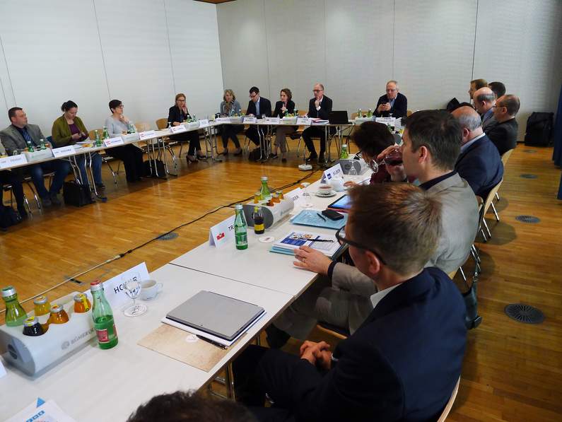 Foto: Podium im Sitzungssaal bei der Begrüßung durch Frau Dr. Büchel-Germann vom Land Vorarlberg