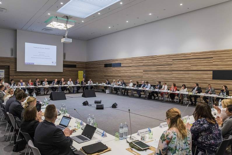 Foto des voll besetzten Konferenzsaals im NOVOTEL Hauptbahnhof Wien