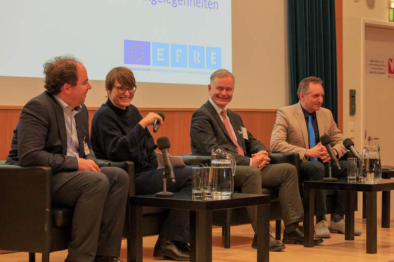 Bild des Podiums mit den Diskussionsteilnehmern Klatzer Hoffmann von Wien Energie, Czernohorszky von Wirtschaftsagentur Wien, Habersack von der Universität für Bodenkultur, Weber von der MA 27