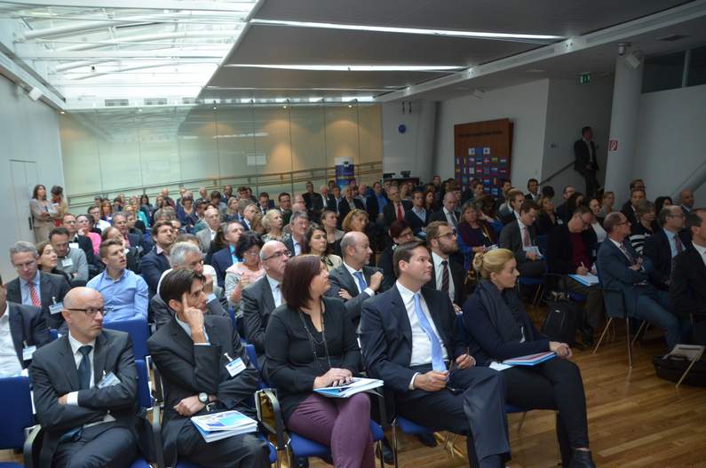 Foto: Blick in den vollbesetzten Saal im Haus der Europäischen Union
