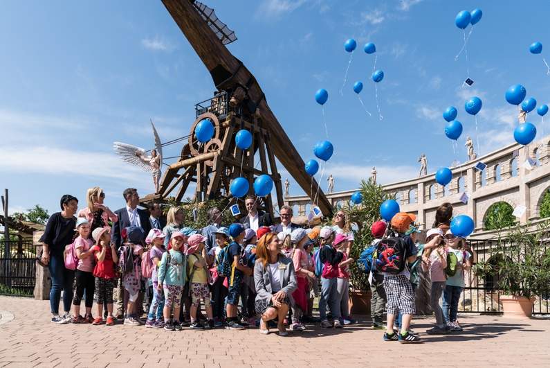 Pressefoto RMB im Familypark mit Kindern und EU-Luftballons