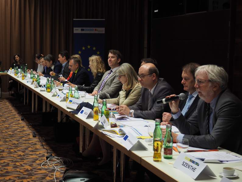 Foto mit Vertretern der Europäischen Kommission bei der Sitzung