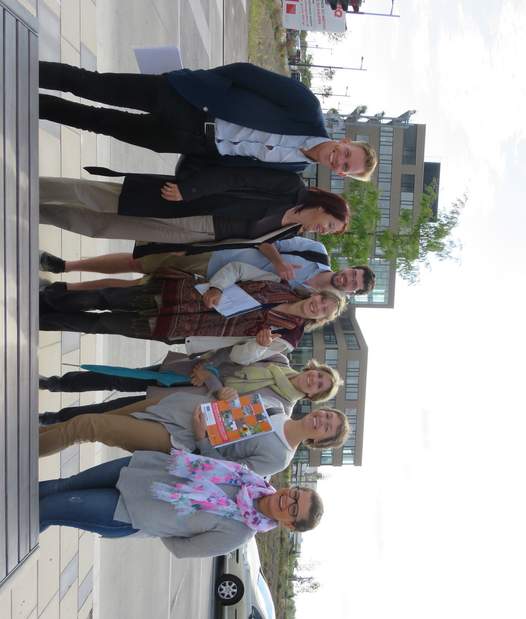 Gruppenbild der Besuchergruppe vor dem Technologiezentrum