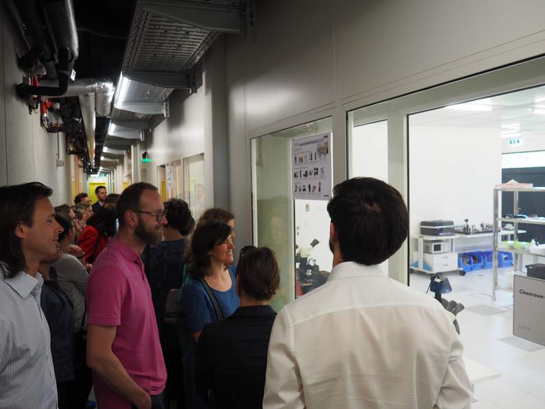 Foto der BA-Mitglieder von der Besichtigung der Reinräume von außen