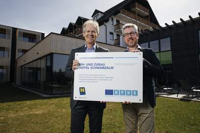 Foto von Eigentümer Karl Schwarz und Prokurist Kurt Reiter mit Erinnerungstafel des Förderprojektes