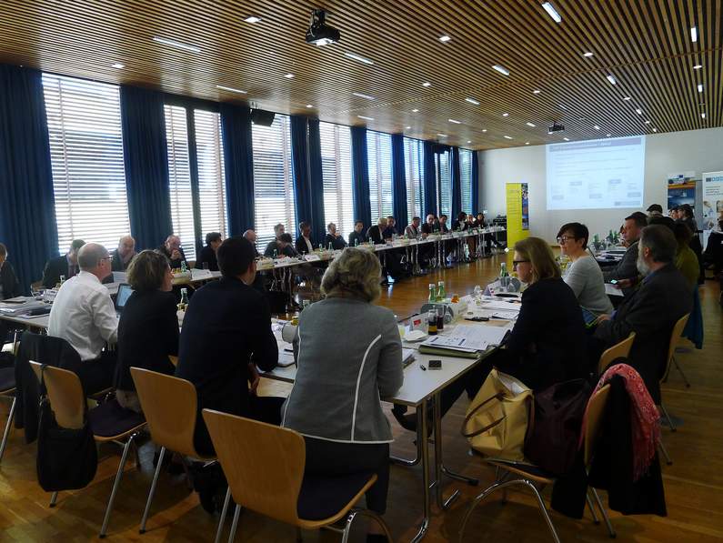 Foto: vollbesetzter Sitzungssaal des Hotel Martinspark in Dornbirn