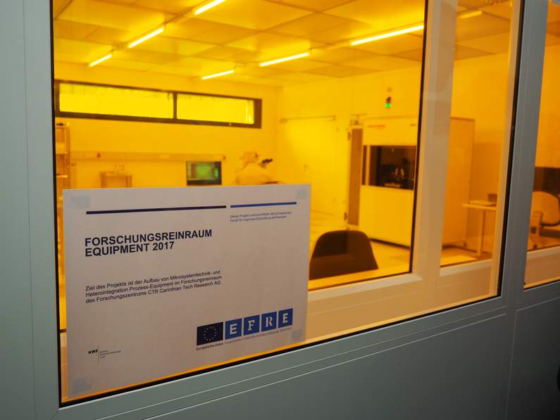 Foto in einen Reinraum mit an der Fensterscheibe angebrachten Förderhinweis