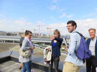 Foto mit der Gewinnerin am Dach des Technologiezentrums mit Blick auf die Seestadt Aspern