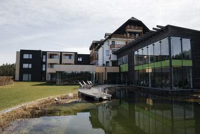 Foto des kofinanzierten Zubaus mit Pool und Restauran