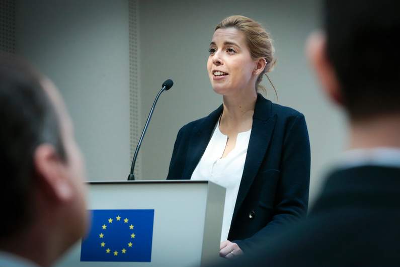 Photo: Staatssekretärin Magistra Sonja Steßl am Podium bei Begrüßungsrede