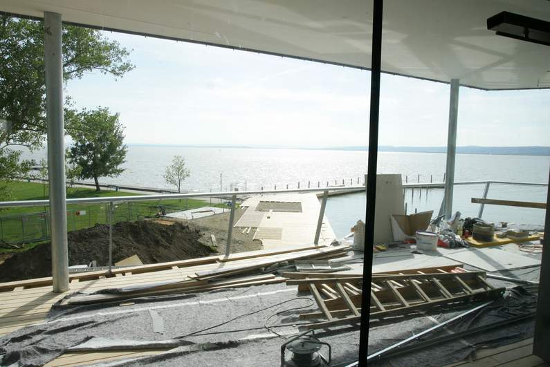 Foto mit Blick aus dem Veranstaltungssaal auf den See