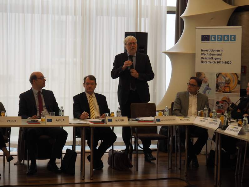 Foto der Delegation der GD REGIO aus Brüssel, Direktor Unterwurzacher spricht einleitende Worte