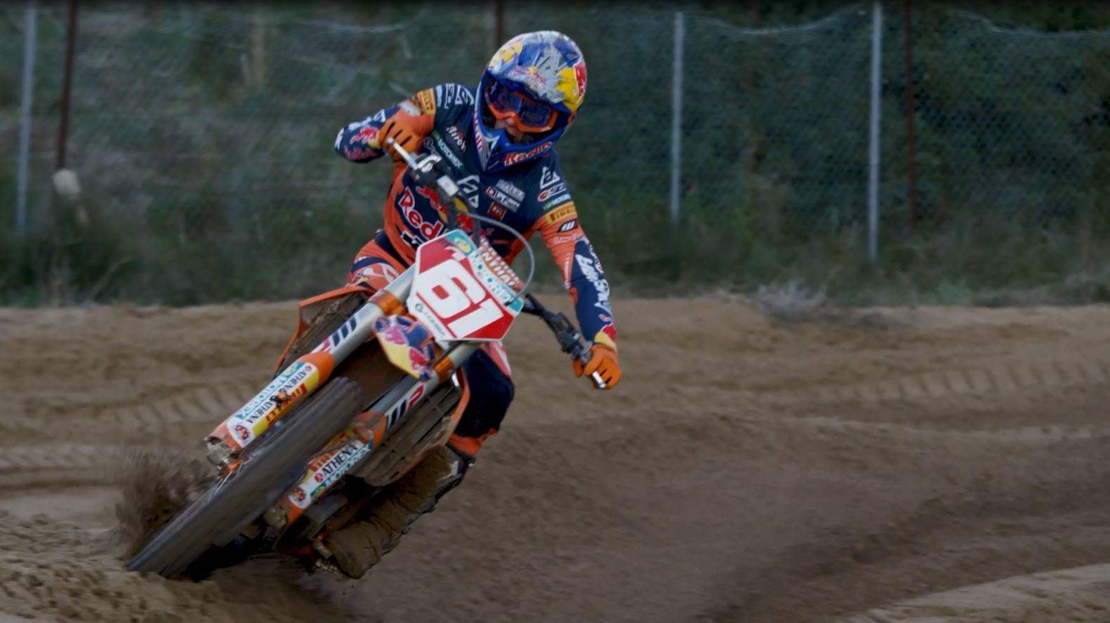 Foto eines Motorrads auf einem Sandparcour