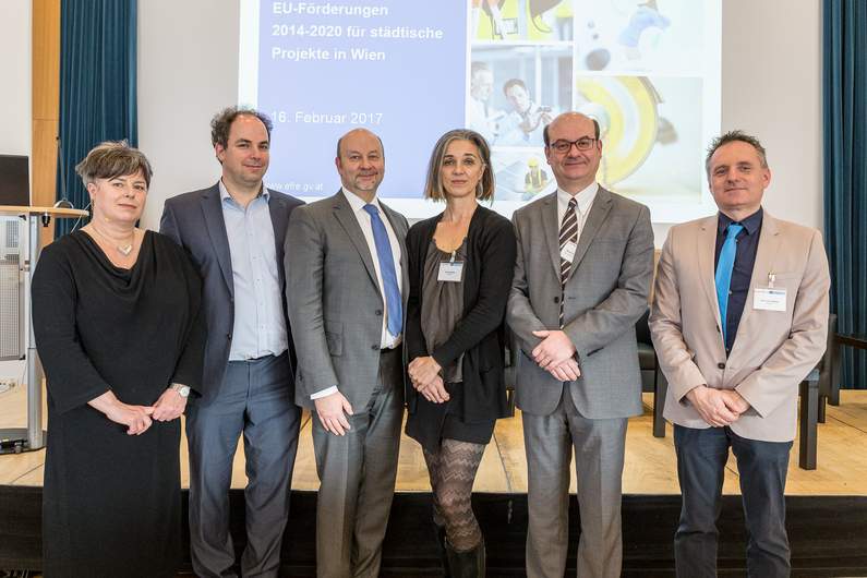 Gruppenfoto MA 27 mit Vortragenden und Moderatorin