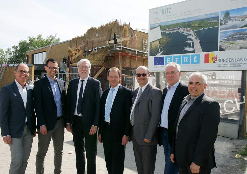 Foto vor der Bautafel von "Das FRITZ" mit Vertretern der VB und der Europäischen Kommission