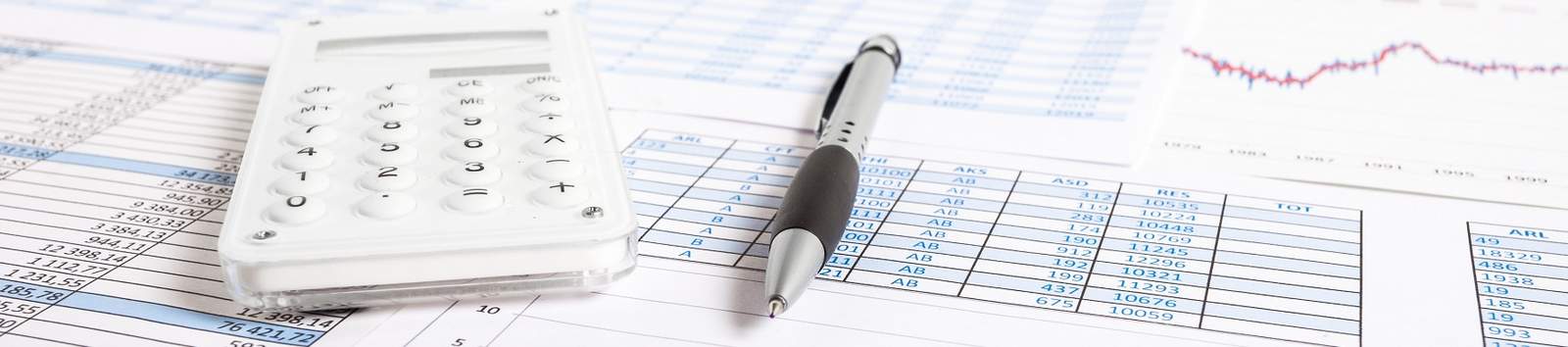 Foto mit Tabellen, Taschenrechner und Stift