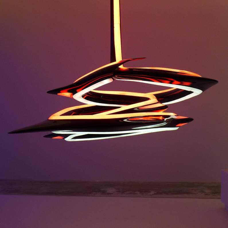 Foto eines von Zaha Hadid entworfenen großen Luster mit wechselnden Farben
