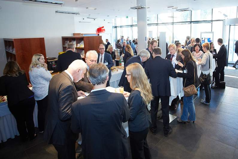 Foto: Blick über die Menge beim anschließenden Buffet