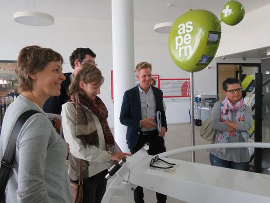 Bild der Besuchergruppe im Foyer des Technologiezentrums.