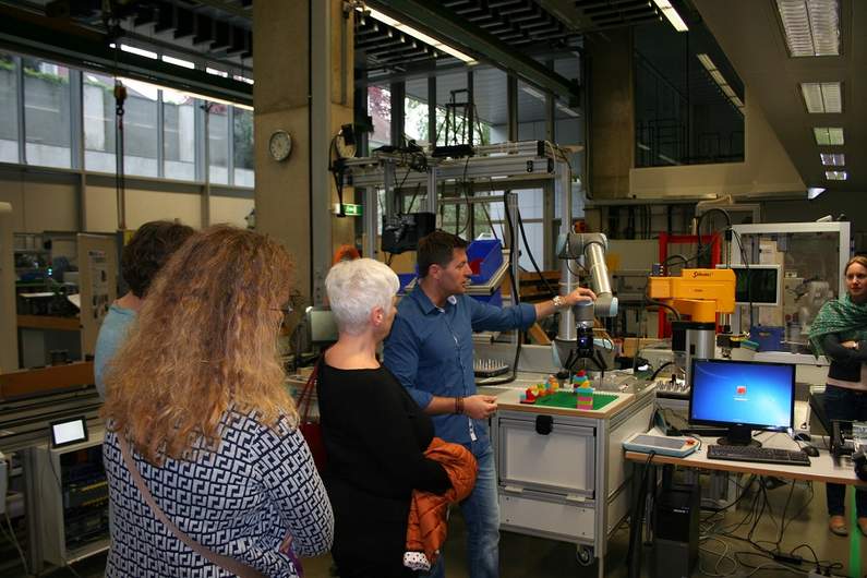Foto der Besuchergruppe im Smart Factory Lab