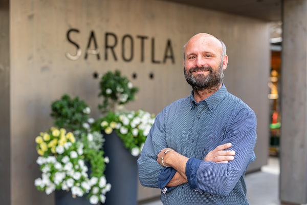 Geschäftsführer Lothar Schedler vor seinem Hotel Sarotla