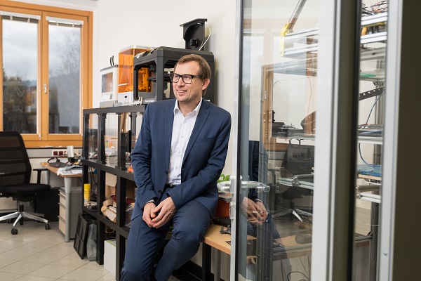 Foto Erich Schwarz im FabLab der Alpen-Adria-Universität