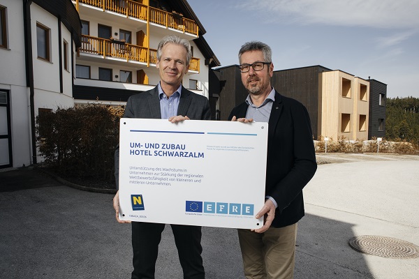 Foto Herr Schwarz und Herr Reiter mit der IWB/EFRE Erinnerungstafel