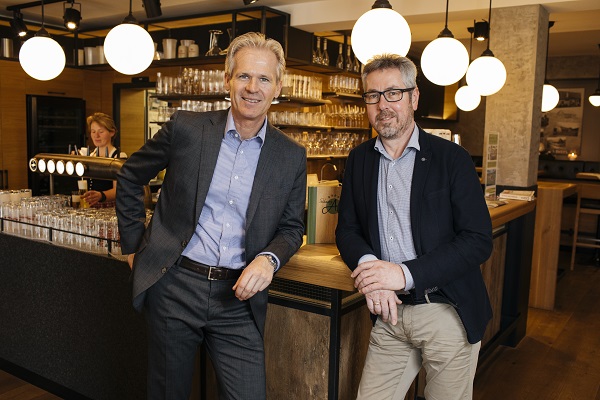 Foto Herr Schwar und Herr Reiter vor dem neuen Gastrobereich