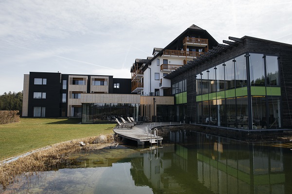 Foto Zubau und Badebereich von außen