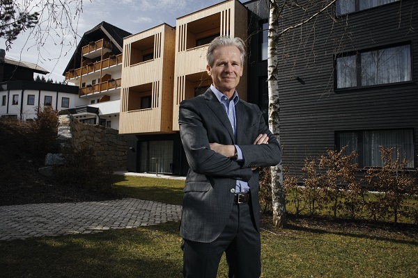 Foto Herr Schwarz vor dem Zubau