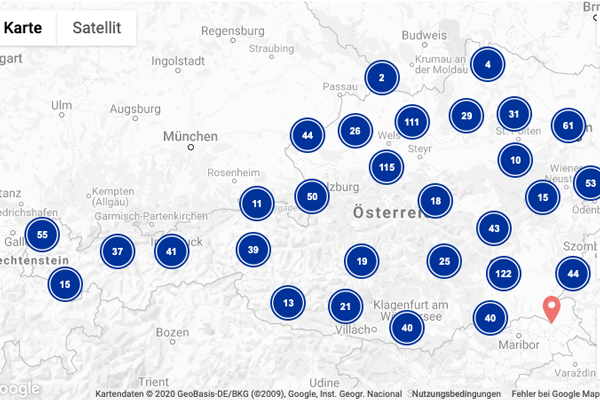 Menschen in urbaner Umgebung als Beispiel für IWB/EFRE-Projekte zur städtischen Entwicklung Foto von Menschen die in urbaner Umgebung über einen modernen Platz gehen als Beispiel für Projekte zur städtischen Entwicklung
