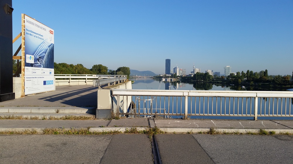 Foto von der Baustelle des neuen Wasserkraftwerks mit Blick auf Donau und Donauinsel.