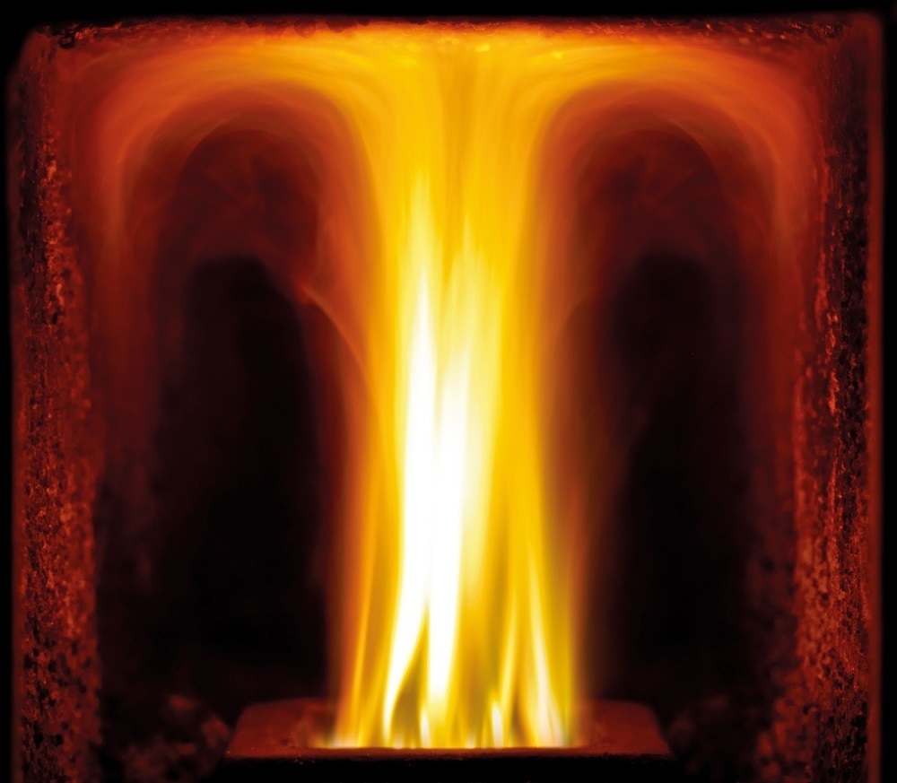 Foto mit Flamme aus dem Inneren eines Heizkessels