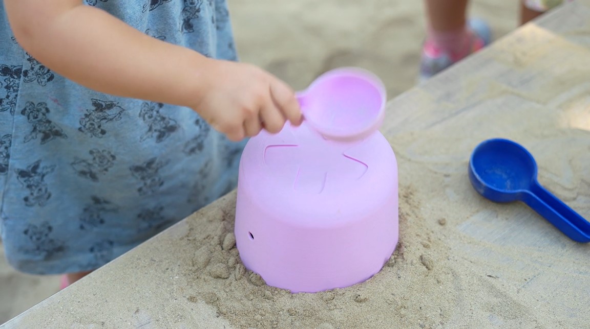 Die Förderung von Unternehmensgründungen ist eines der Ziele des Europäischen Fonds für regionale Entwicklung. Die Gründung eines Unternehmens für nachhaltiges Sandspielzeug ist ein Beispiel.