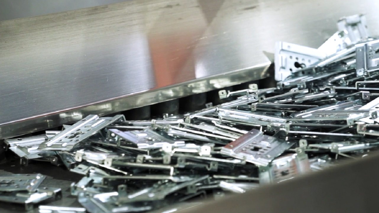 Die neue High-Tech-Anlage zur vollautomatischen Verzinkung von Kleinteilen wurde aus REACT-EU kofinanziert.