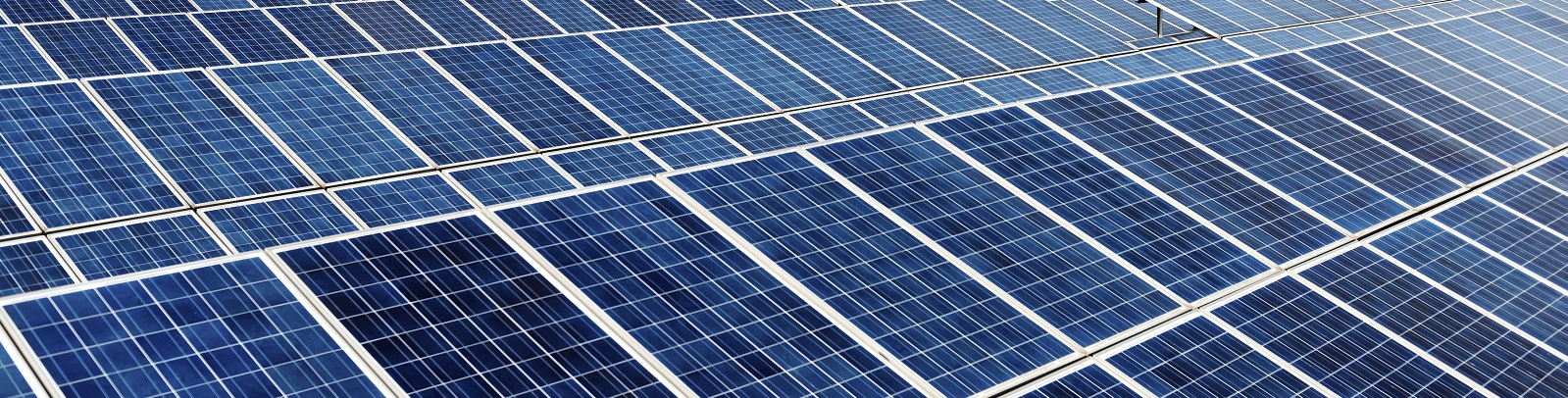 Bild einer betrieblichen Solaranlage als Symbol für den Förderschwerpunkt CO2-Reduktion.