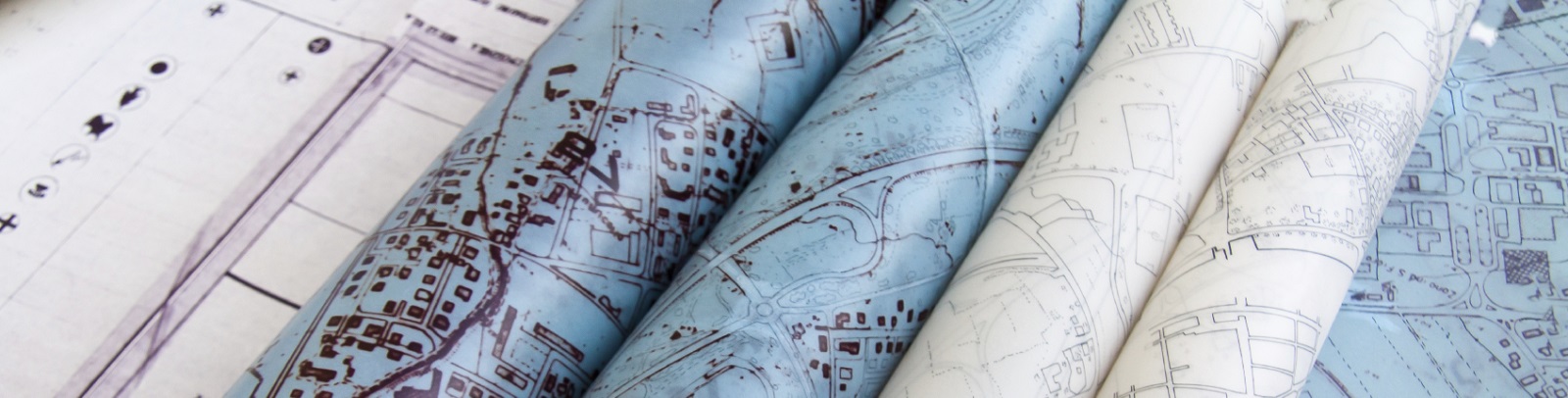 Das Foto zeigt mehrere technische Zeichnungen  als Symbol für den Förderschwerpunkt Stadtentwicklung.