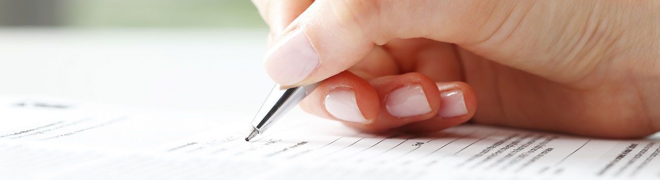 Foto mit einer schreibenden Hand als symbol für das Impressum.