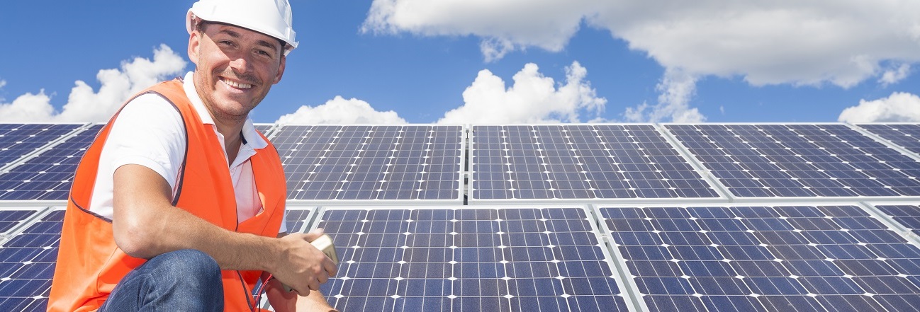 Foto einer Solaranlage auf einem Dach mit Techniker, als Beispiel für Förderungen aus REACT-EU