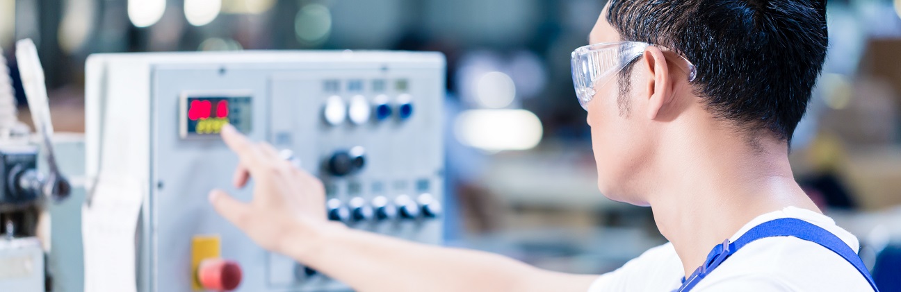 Foto mit Mann bei der Bedienunge einer Fertigungsmaschine, dieses Bild stellt ein Beispiel für mögliche IWB/EFRE-Förderungen dar