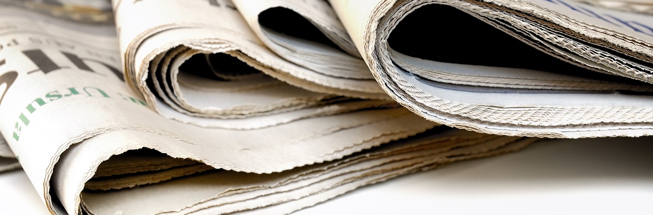Bild von gestapelten Zeitungen als Symbol für den News-Bereich
