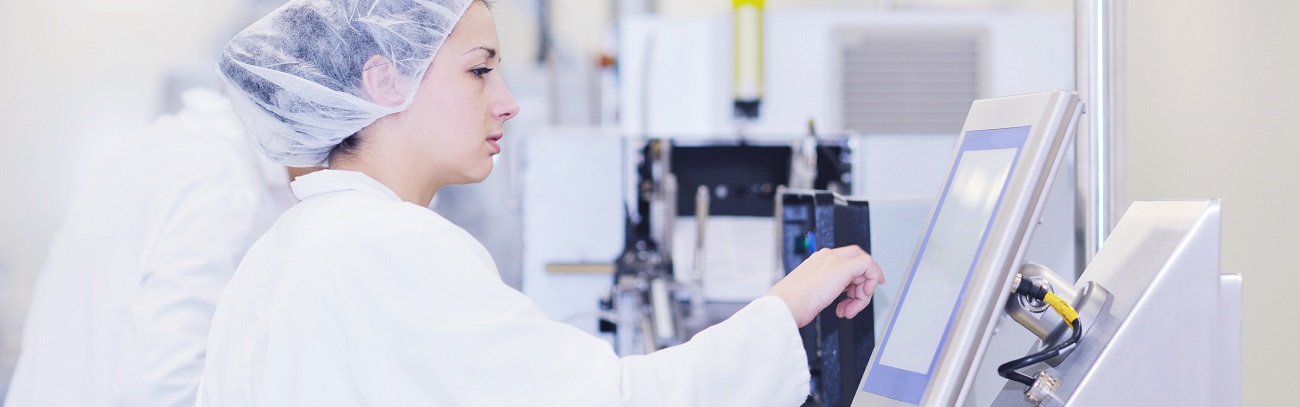 Weibliche Laborangestellte bedient ein modernes Laborgerät, das Bild zeigt beispielhaft mögliche EU-Förderungen im Rahmen von IWB/EFRE